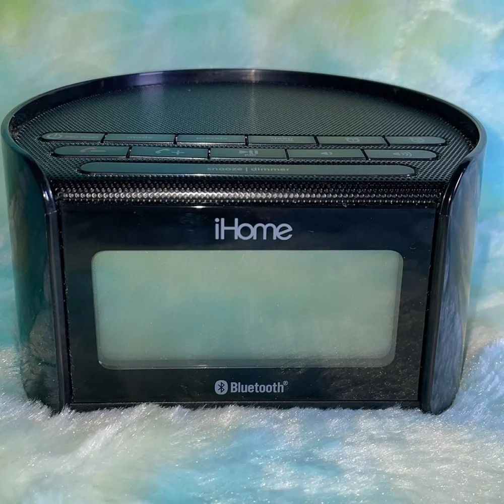 IHome iBT230 Bluetooth Dual alarm clock, Radio, Speakerphone, USB charging. - Picture 3 of 5